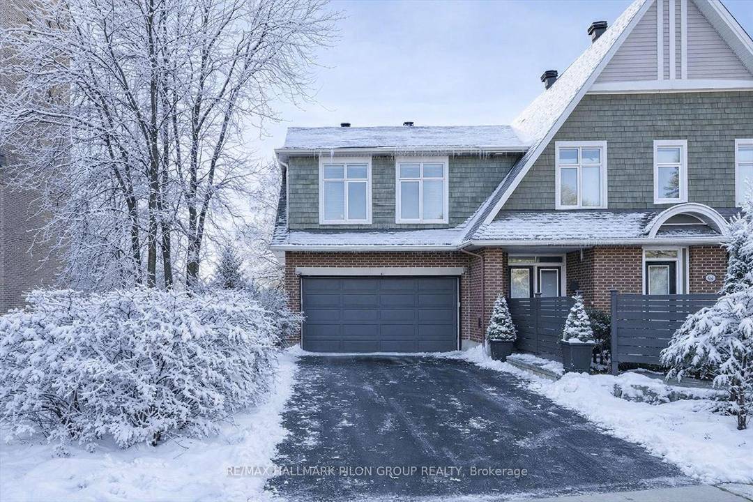 Inspired by Barry Hobin and built by award winning Uniform Developments, this rarely available executive end unit townhouse offers sophisticated, low maintenance living in a quiet, convenient enclave.
