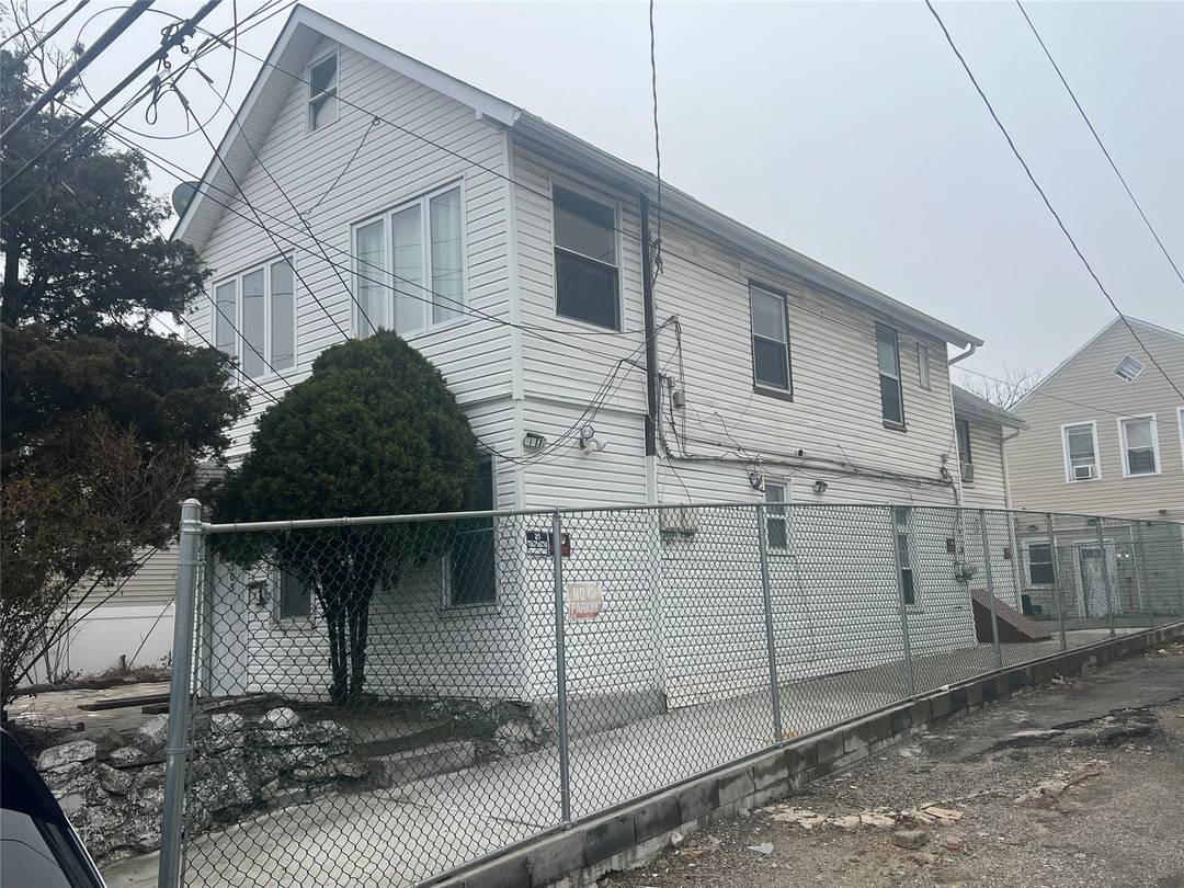 EXCELLENT 2 FAMILY HOUSE FULL DETACHED WITH PRIVED DRIVEWAY PARKING FOR 4 CARS CLOSE TO TRANSPORTATION 10 MINUTES TO RIIS BEACH PARK