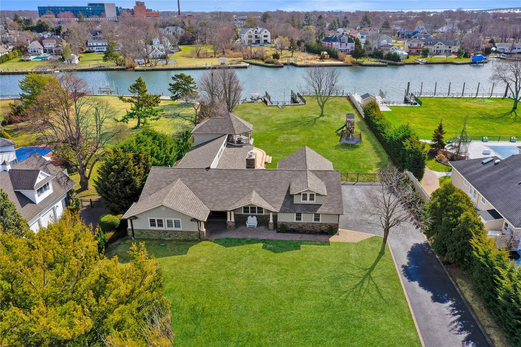 A Waterfront Masterpiece !