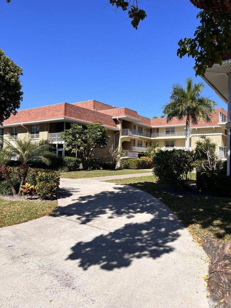 Stunning Move In Ready 2BR 2BA Condo !