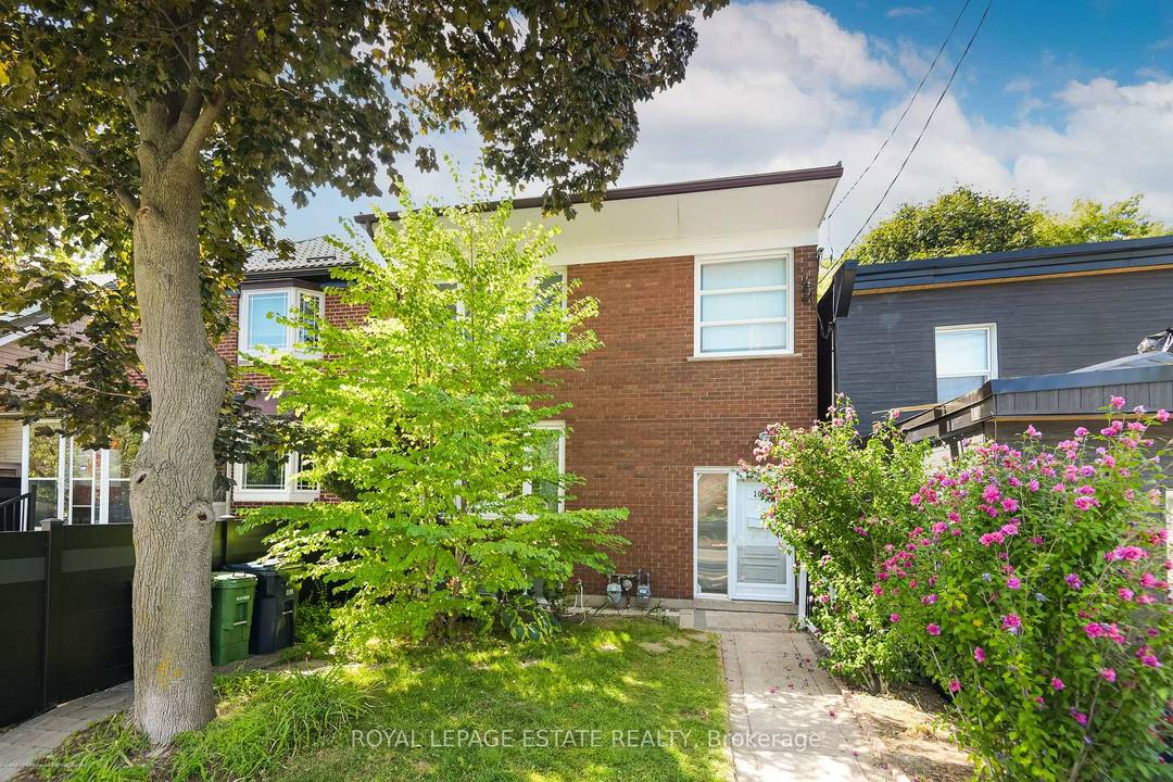 Fantastic Location easy access to subway, Go train, bus and streetcar.