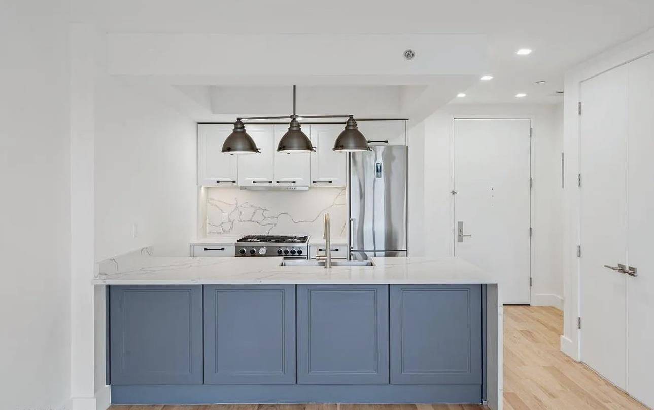 Extraordinary one bedroom apartment in new development with north west exposures and private terrace !