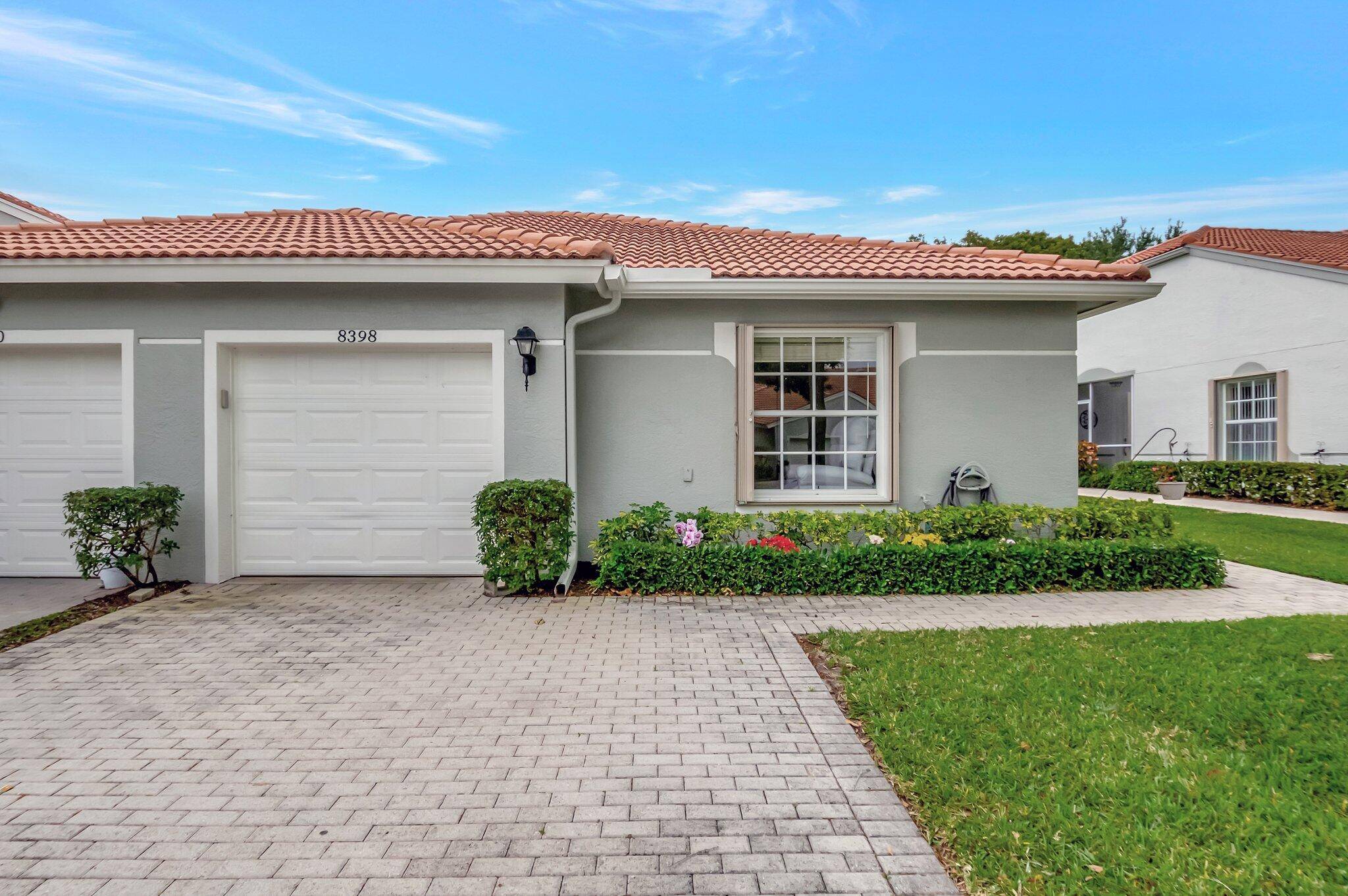 LOVELY CORNER VILLA WITH SOARING CEILINGS !