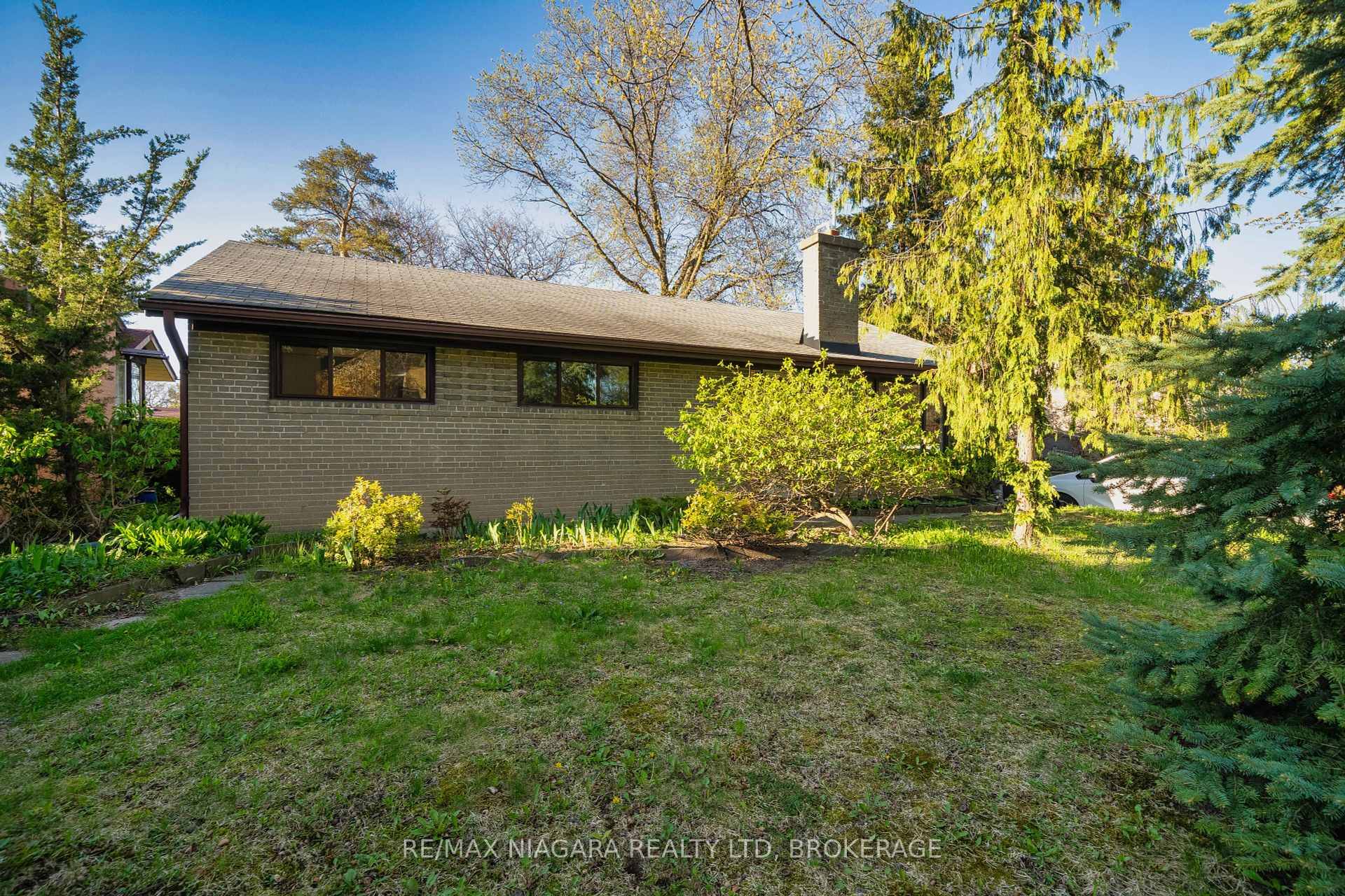 Charming Bungalow in Prime Location !