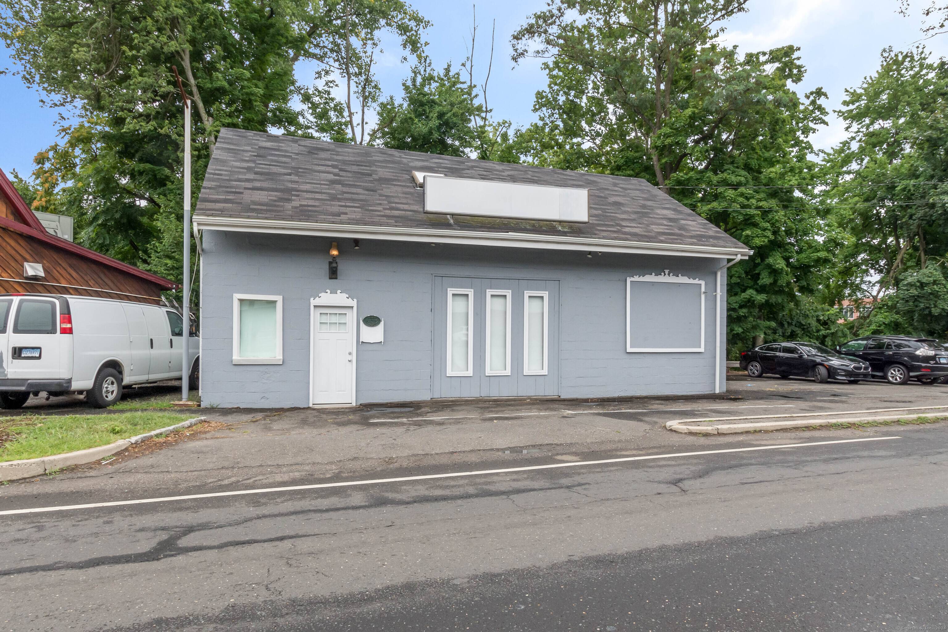 Dynamic investment opportunity located in the heart of the city.