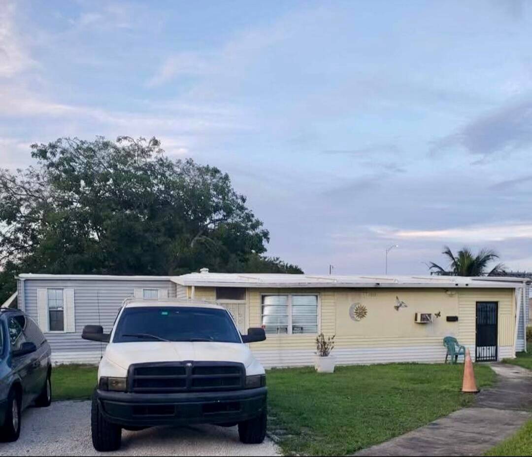 Unique duplex style mobile home opportunity in the sought after community of Country Knolls.
