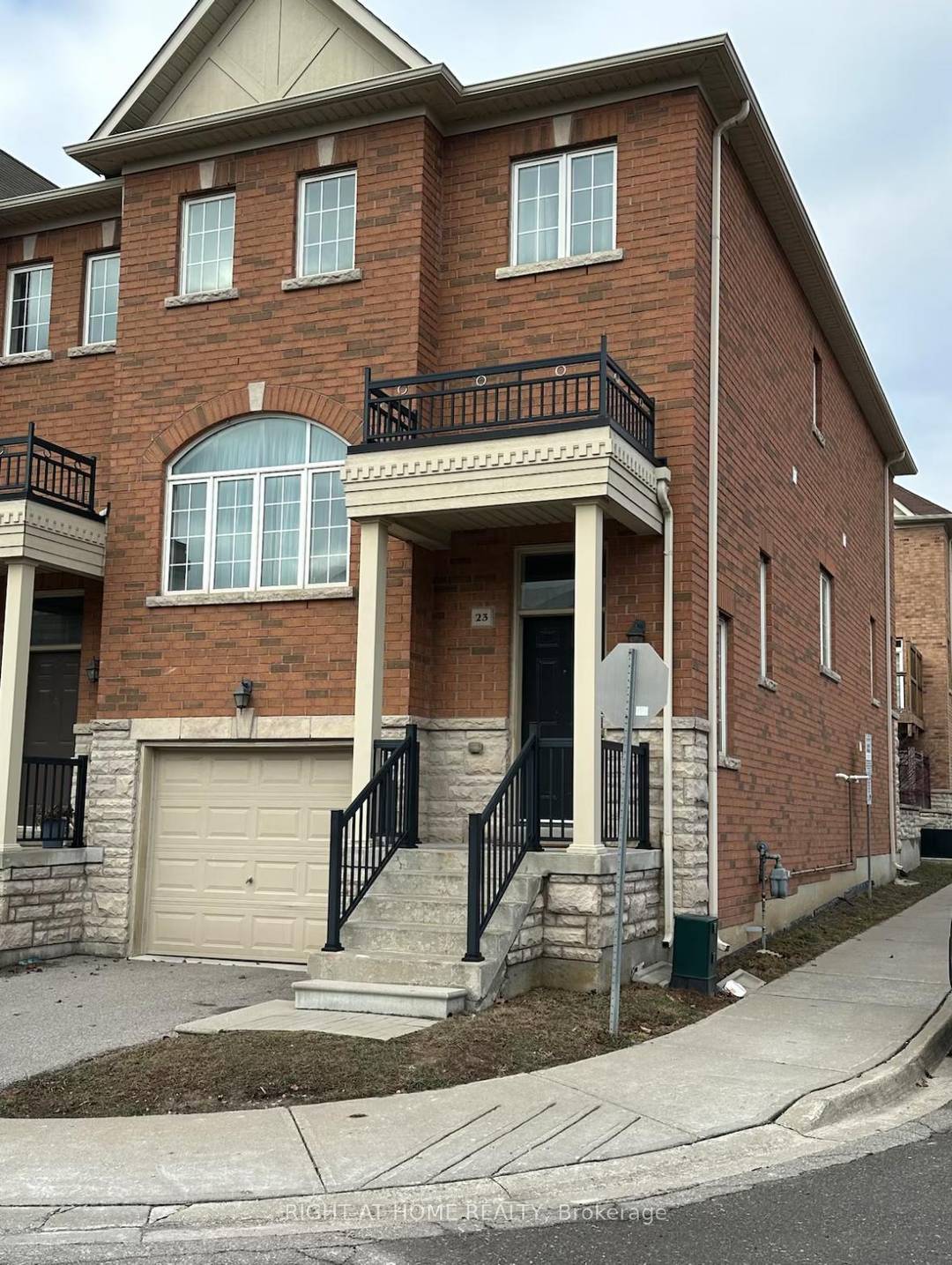 This fully furnished, bright, and modern end unit townhomewith the feel of a semi detachedis available for lease in the highly desirable Thornhill Woods community.