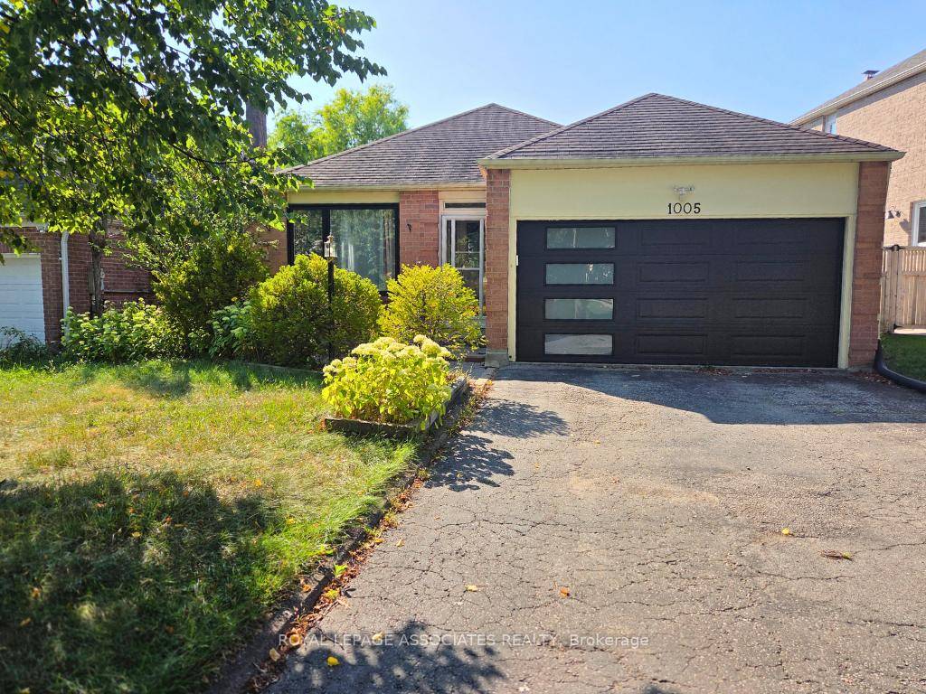 Welcome to this charming all brick bungalow in Pickering's highly sought after Liverpool neighbourhood !