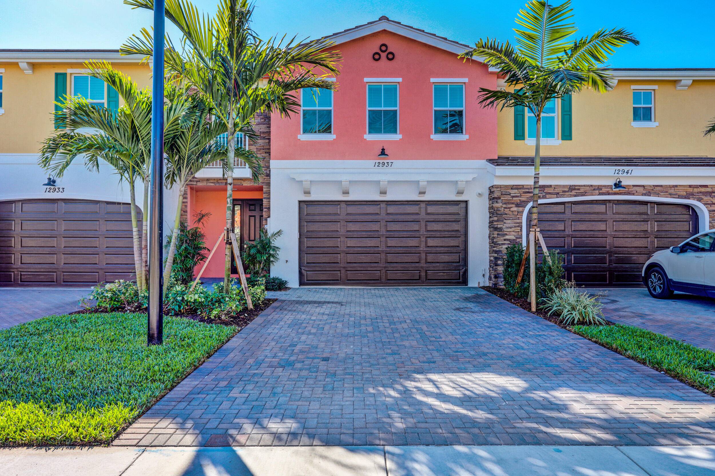 STUNNING NEW TOWNHOME DECORATED TO PERFECTION IN THE HEART OF PALM BEACH GARDENS !