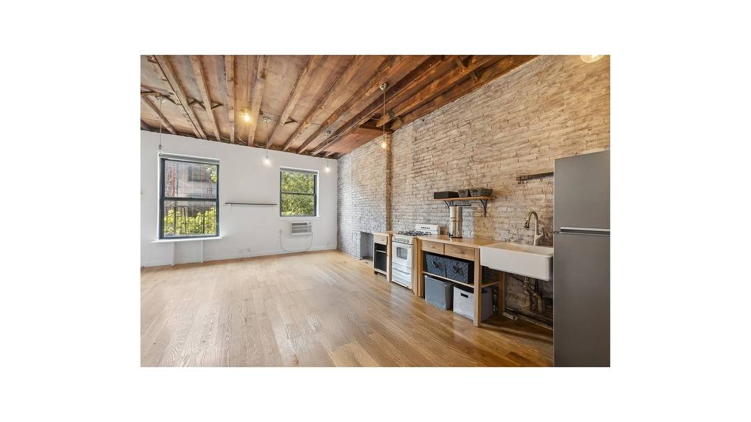 Welcome to 105 W 77th St, a lovely condo located in the heart of the Upper West Side in Manhattan.