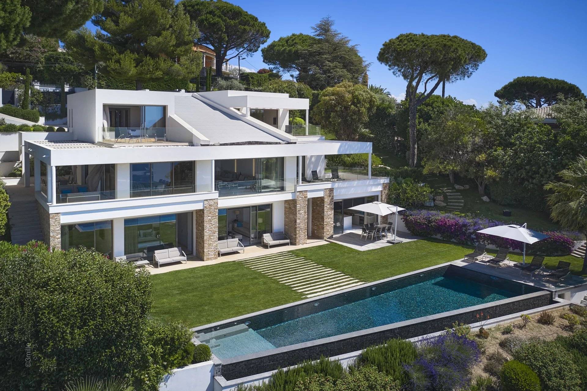 SUPER CANNES - Spectacular contemporary villa facing the Lérins Islands