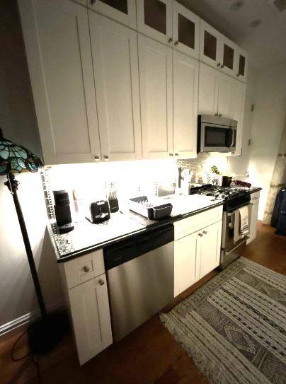 Available by August 7th. GORGEOUS 2 Bed 1 Bath unit in a very beautifully, well maintained laundry Elevator building !