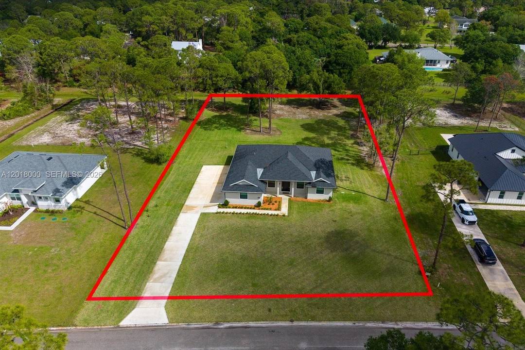 Pine Hollow Beauty ! Custombuilt home on 1.