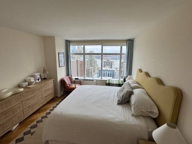 This stunning west facing gorgeous renovated 1 bedroom, 1.
