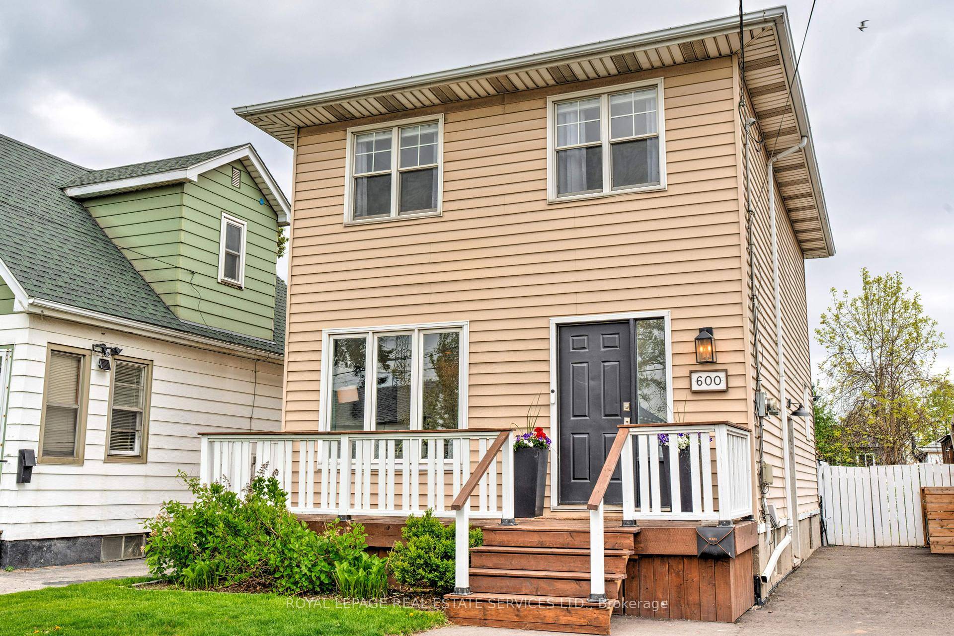 This charming, move in ready 2 storey home is nestled in the heart of Parkview one of Hamiltons family friendly neighbourhoods.