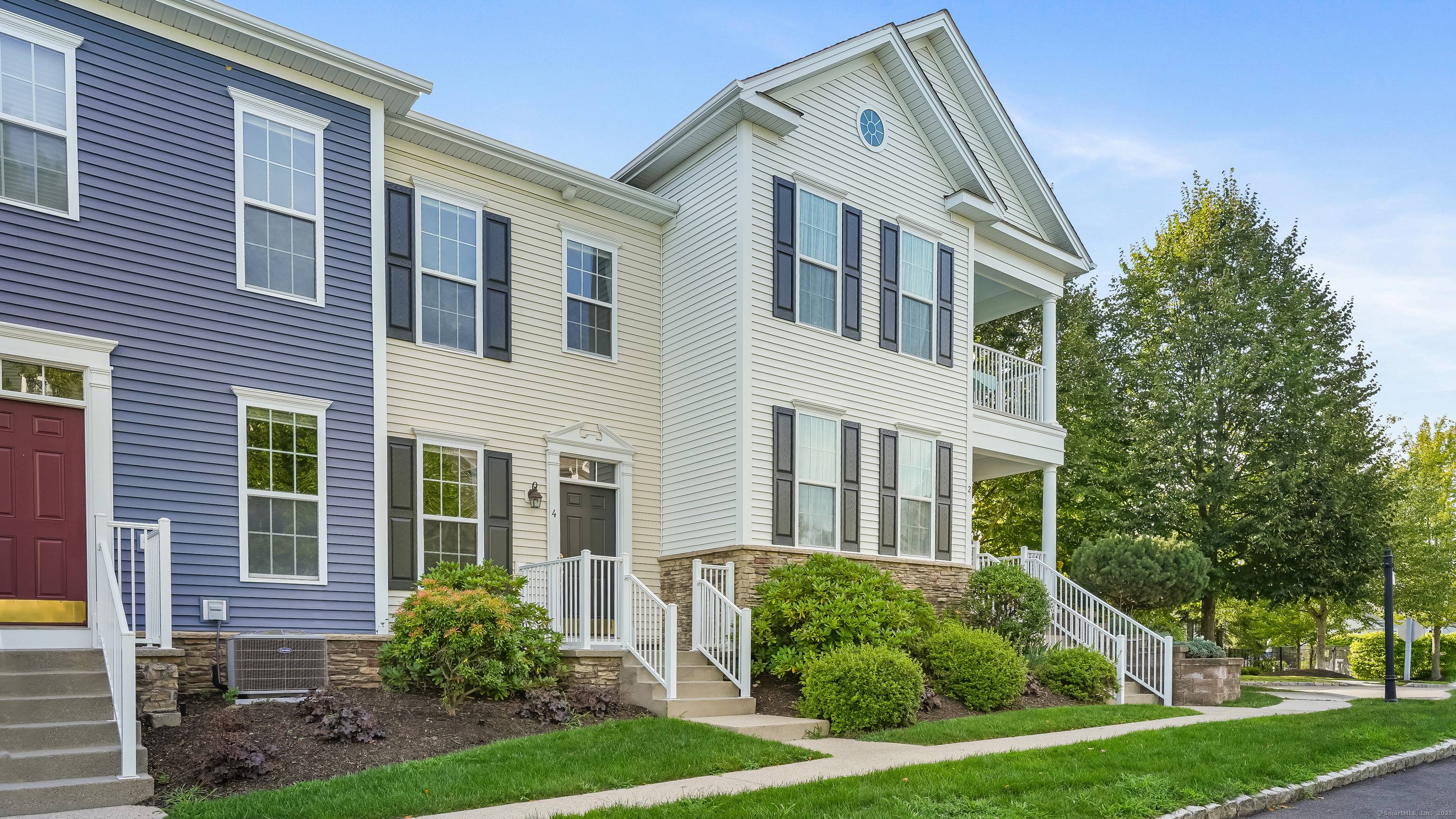 Gorgeous 2 bedroom, two full and one half bath Townhouse, located in the spectacular Rivington complex !