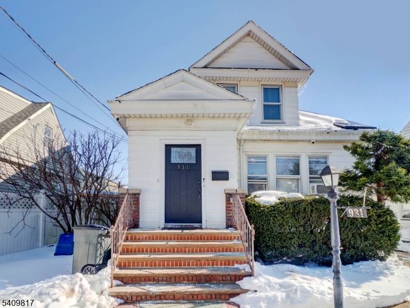 Versatile 2 family in a premier residential zone, perfect for commuters investors.