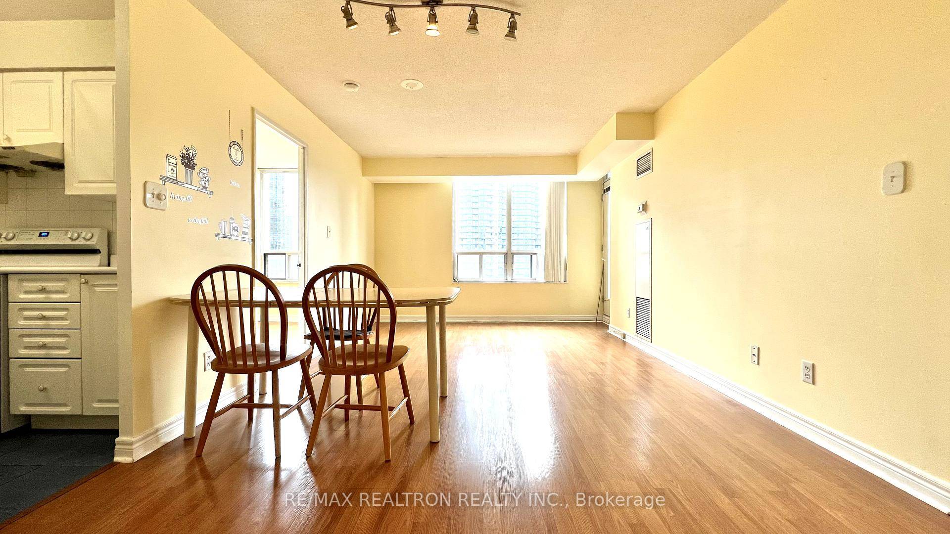 Sun Filled Spacious Split 2 Bedroom, Well Maintained, Great Layout, Laminate Floors Throughout.