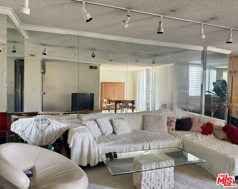 100  S Doheny Dr 1BR Beverly Grove La