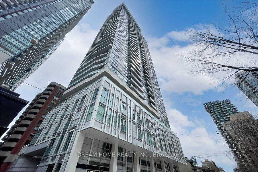 Welcome to MAX Condos exceptional 1 Den corner unit with 630 sqft of functional living space in the heart of Downtown Toronto.