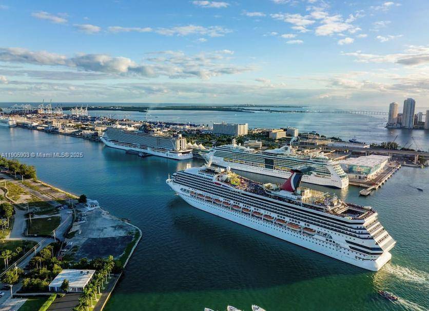 Luxury and smart investment at Yotel Miami in the heart of Downtown.