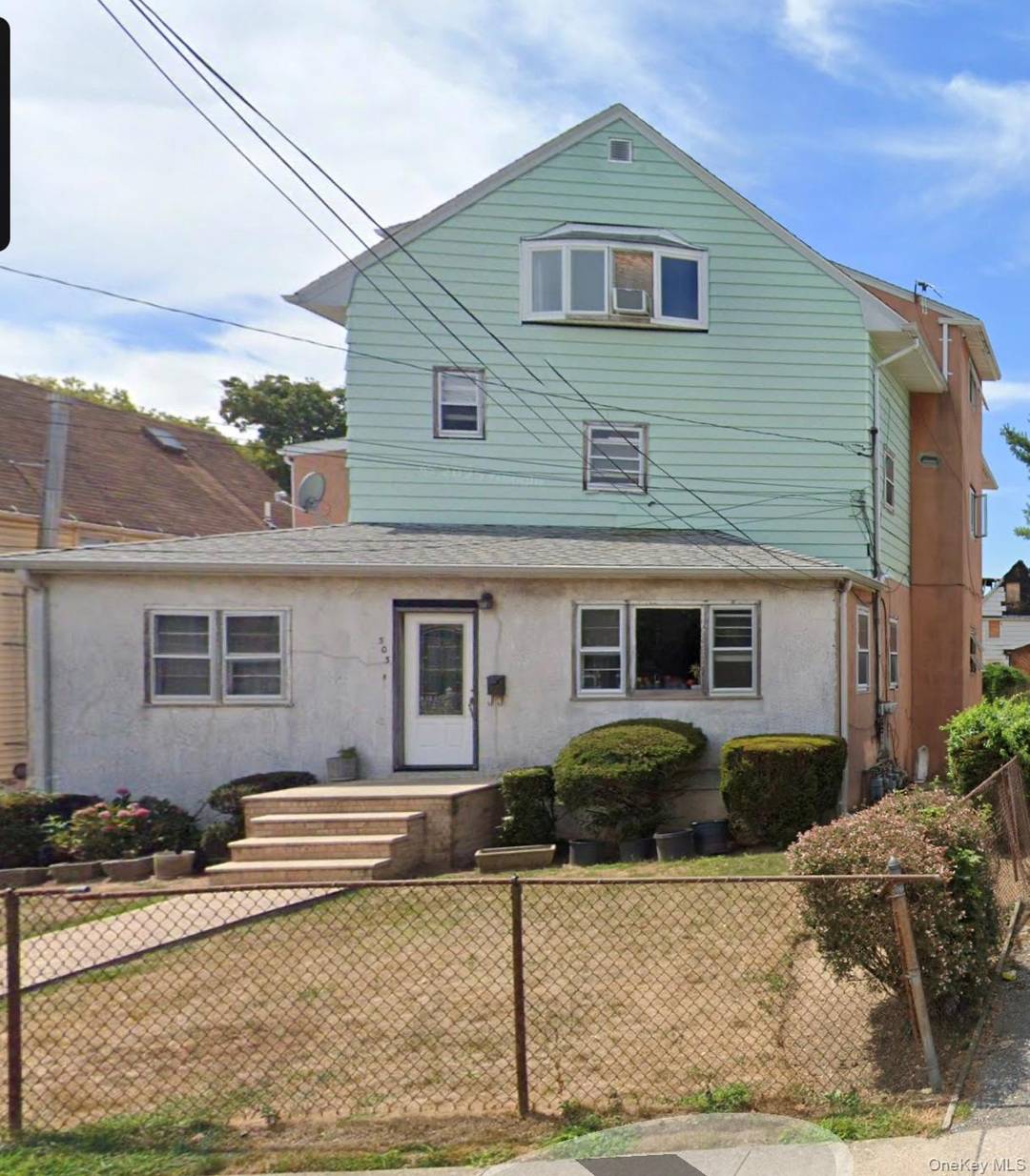 Great location ! Second floor apartment in a triplex.