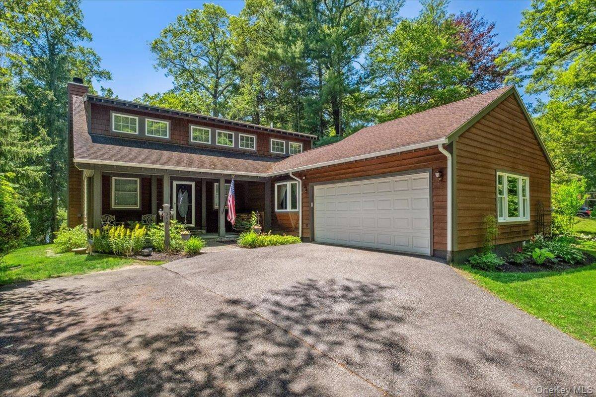 LAKEFRONT DREAM HOME ! Resting in the serene countryside of picturesque Putnam Valley just one hour north of NYC you ll discover your own private slice of paradise.
