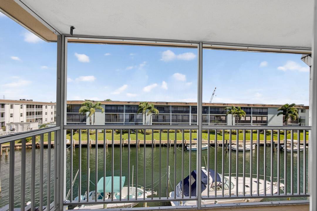 Live on the water ! Neat as a pin and a great price !