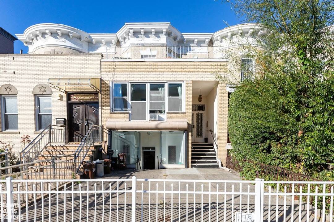 Mixed use Opportunity in Manhattan Beach !