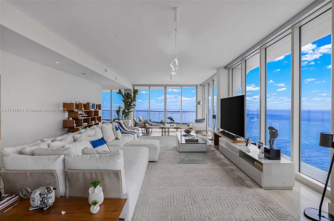 THE BEST FLOOR PLAN IN THE BUILDING WITH THE BEST PRICE.