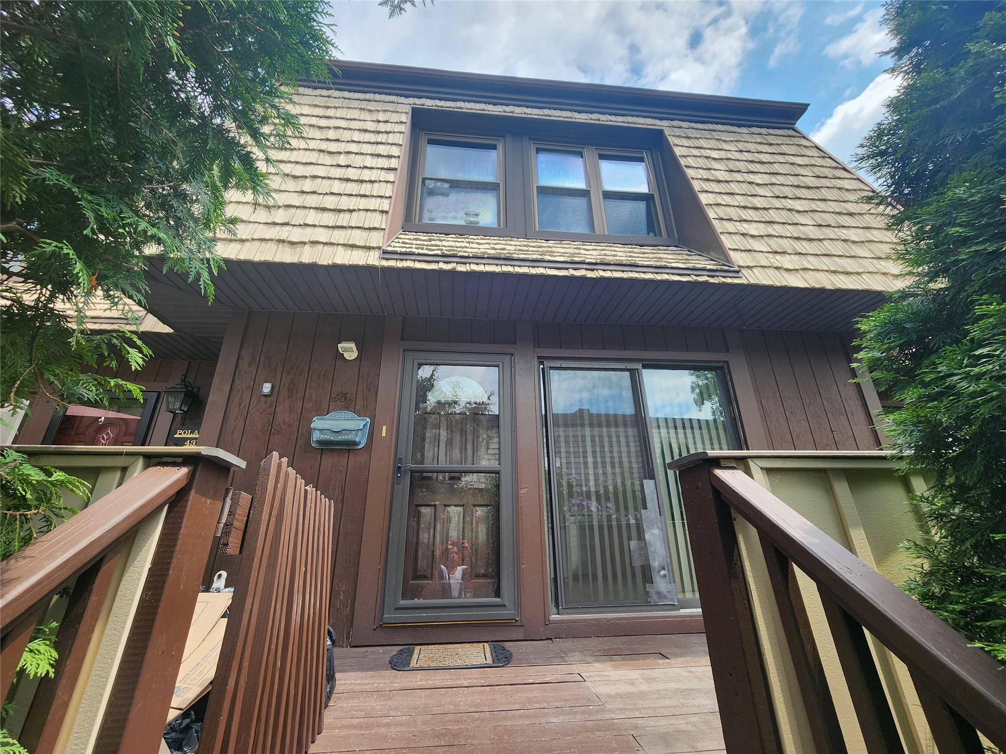 Spacious 3 Level Townhouse in the Heart of New City !
