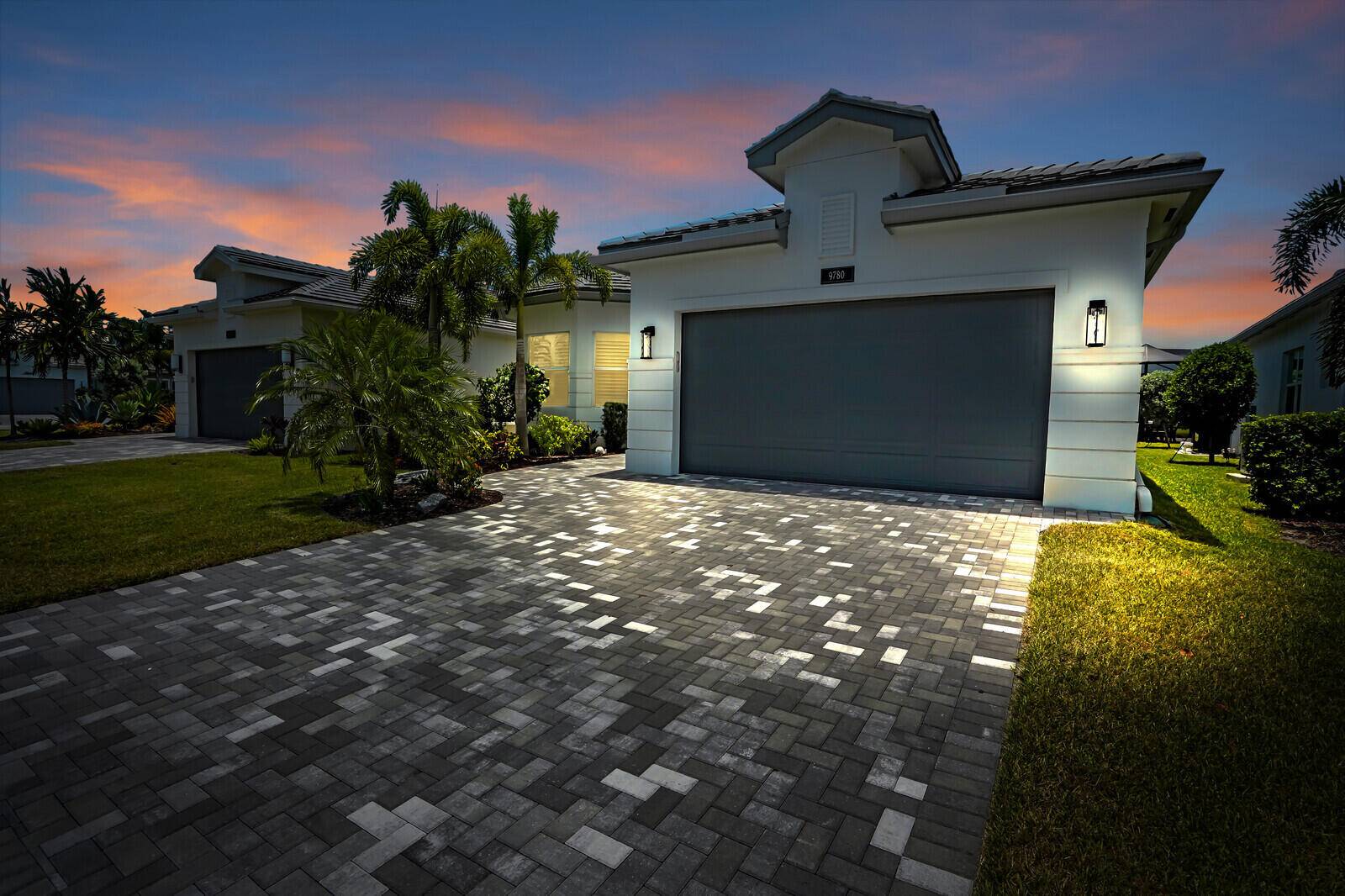 HOME SHOWS LIKE A MODEL !