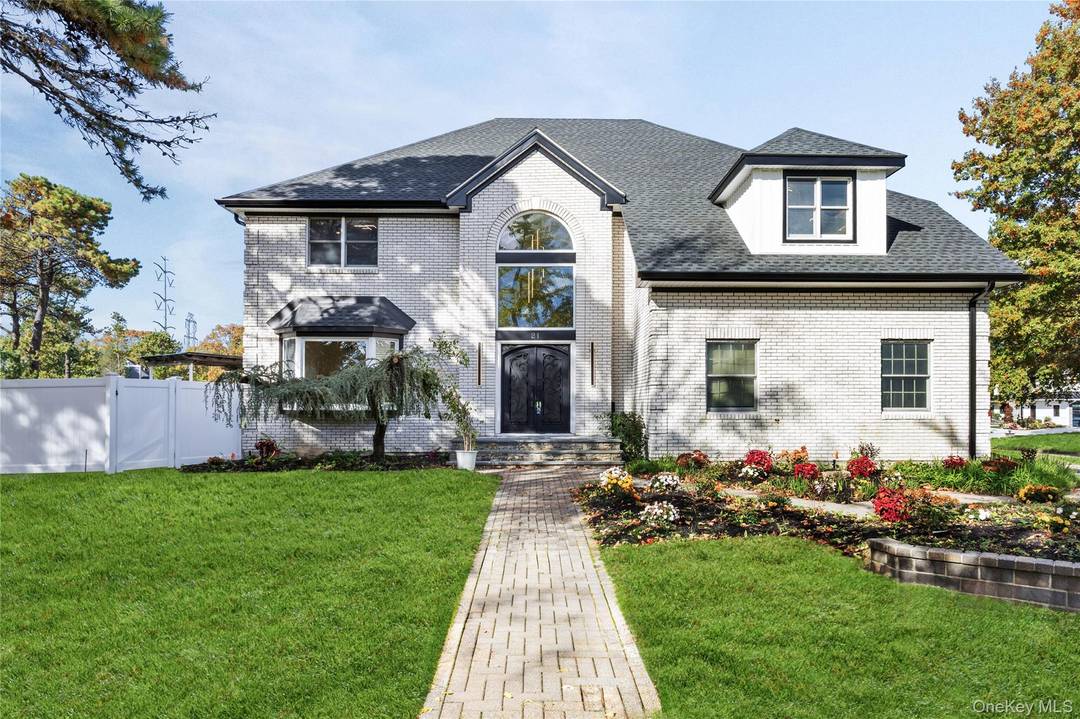 Welcome to 21 Pine Edge Place in Dix Hills.