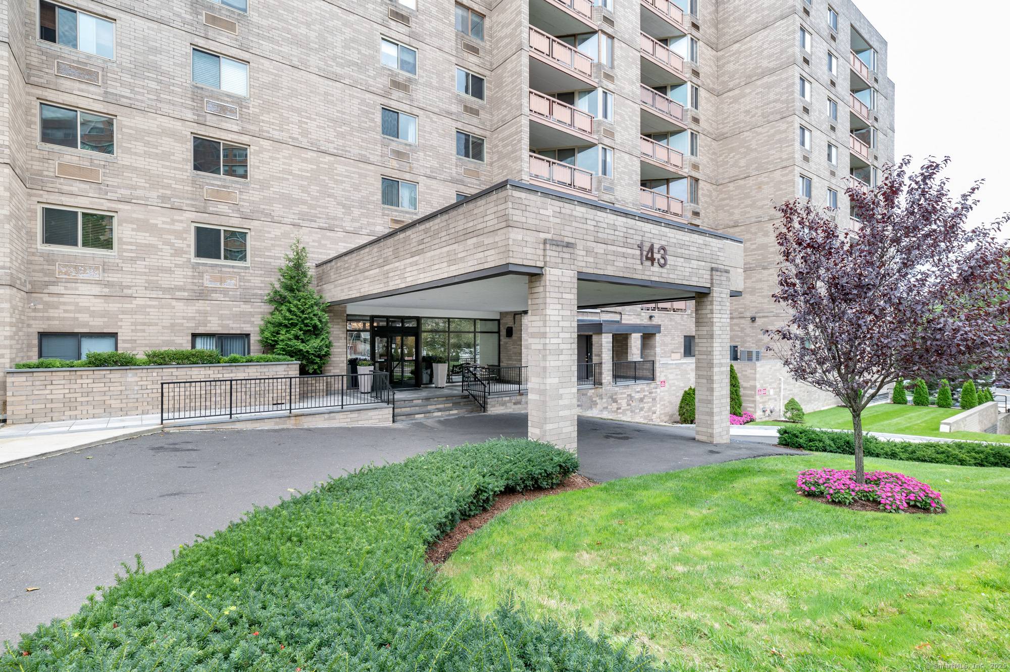 CAREFREE LUXURY LIVING IN THE HEART OF STAMFORD.