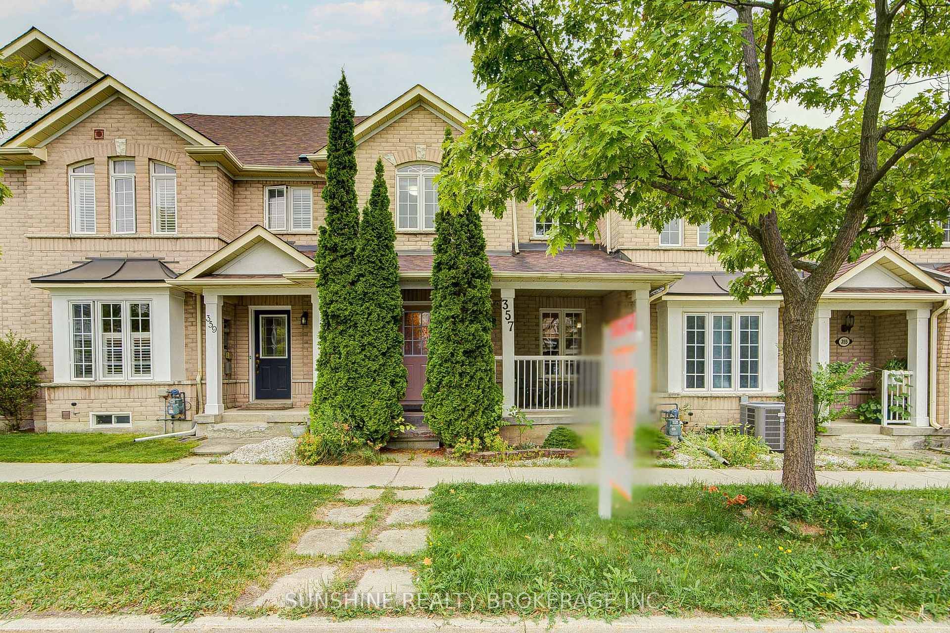 Cozy townhouse in Prime Berczy Community, Markham.