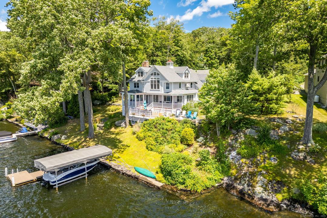 Stunning Lakehouse ! Victorian charm !