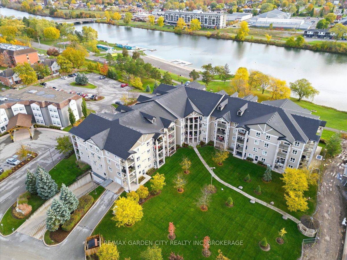 Experience elegance and effortless living in this lovely 2 bedroom, 2 bathroom penthouse located along the Welland Canal where comfort, community, and convenience come together.