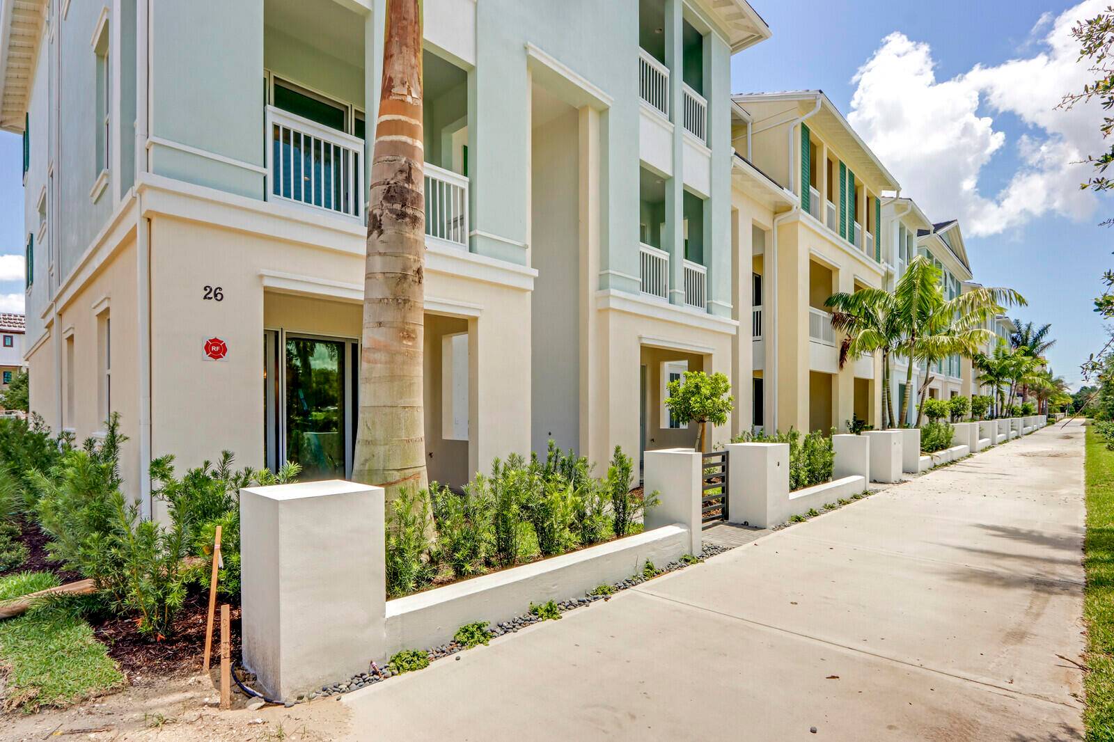 Gorgeous townhouse in Alton with fantastic finishes and ready for move in !