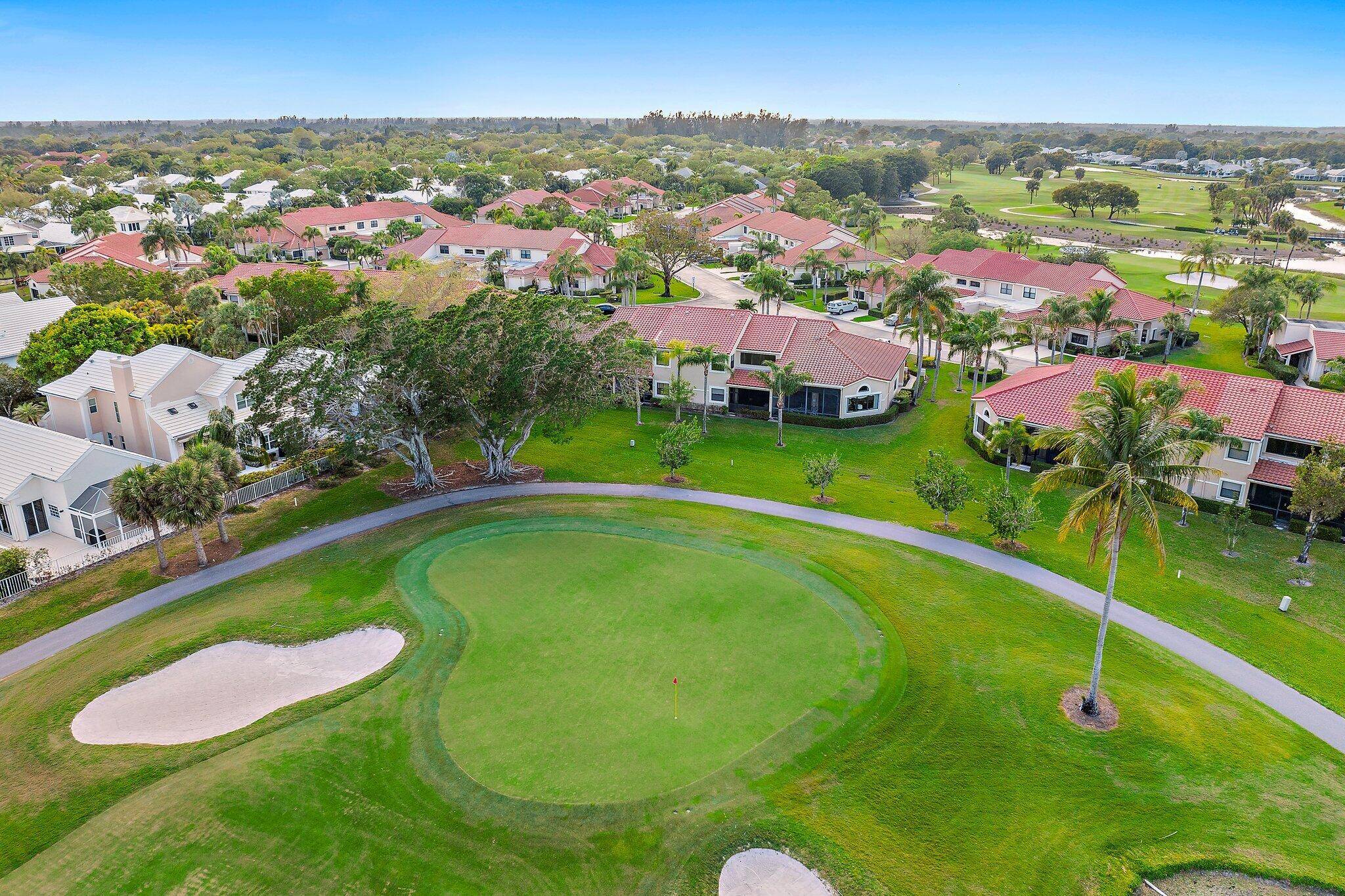 Spacious three bedroom townhouse in the sought after community of Windermere, at PGA National.