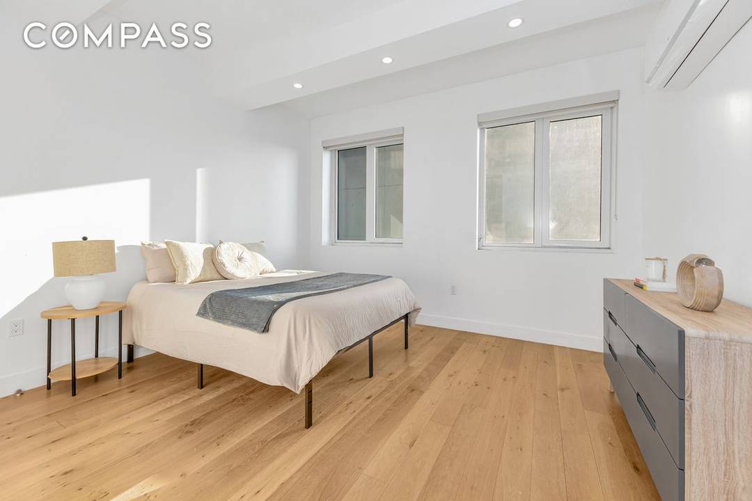 Experience elevated living at Unit 4J in The Hero, one of Long Island City s most iconic luxury condominiums.