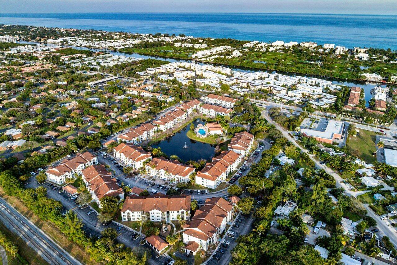 Welcome Home ! This amazing first floor condo with lake views in an excellent community is ready for you.