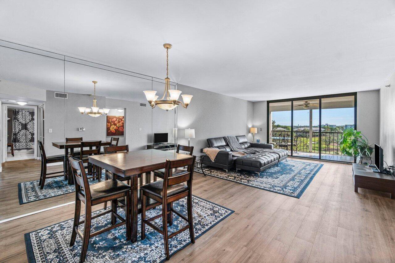 Beautiful penthouse condo with outstanding golf course and skyline views !