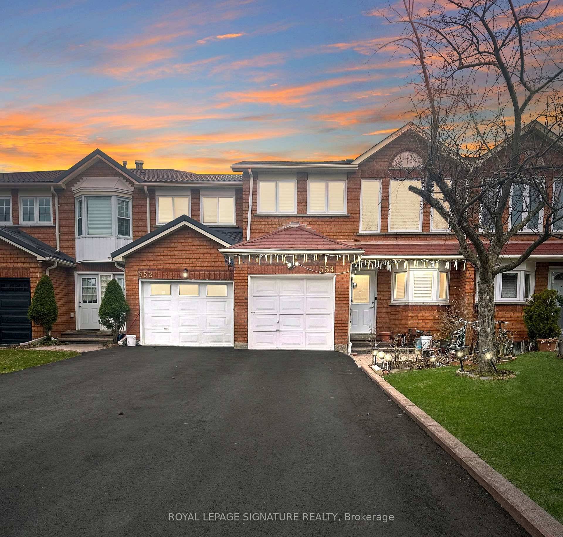 Don't miss this beautiful freehold townhouse offering 3 1 bedrooms and 4 bathrooms, situated in the vibrant Heartland Town Centre of Mississauga a prime, convenient location close to all amenities.