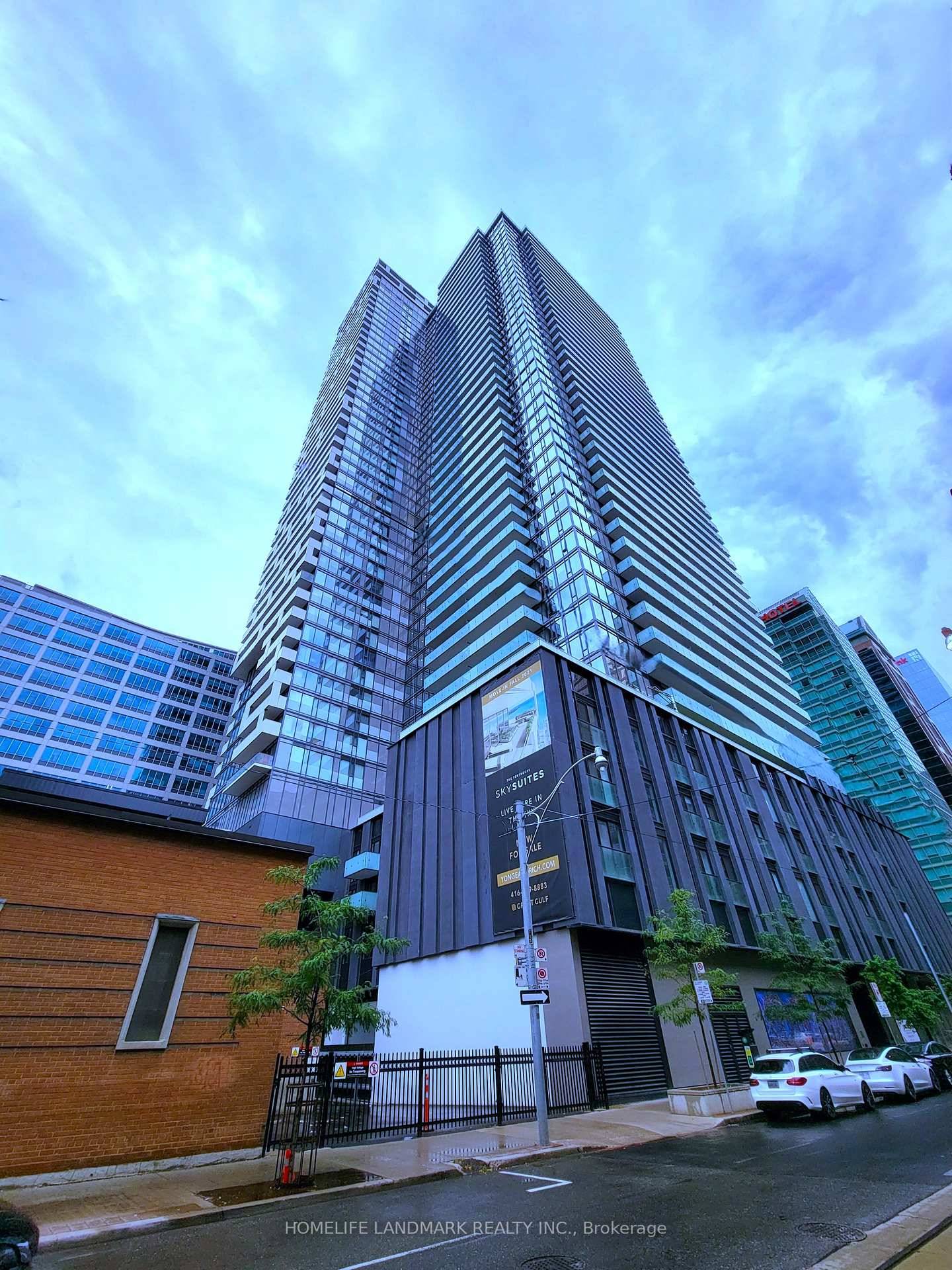 Luxury Great Gulf Yonge Rich 3 Years New 1 Bedroom Condo Located In The Heart Of Toronto.