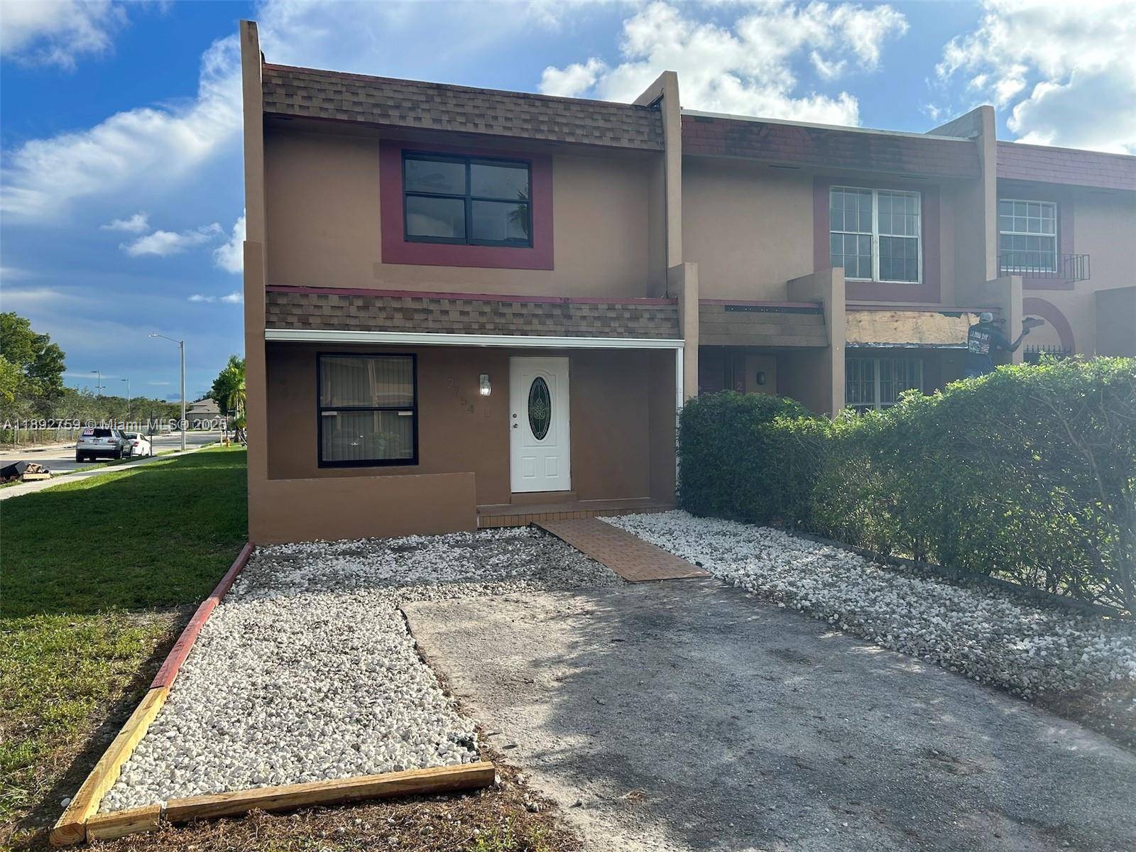Very large townhouse, remodeled, New cabinets, new bathrooms, new porcelain floor.