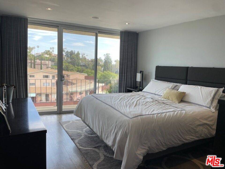 2260 N Cahuenga Blvd 2BR Hollywood Hills East La