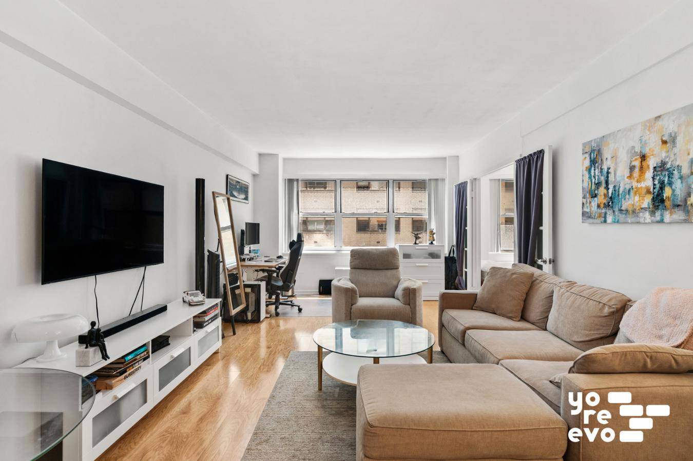 Welcome to apartment 5C at 80 Park Avenue a renovated one bedroom condo in one of Murray Hills most sought after full service buildings.