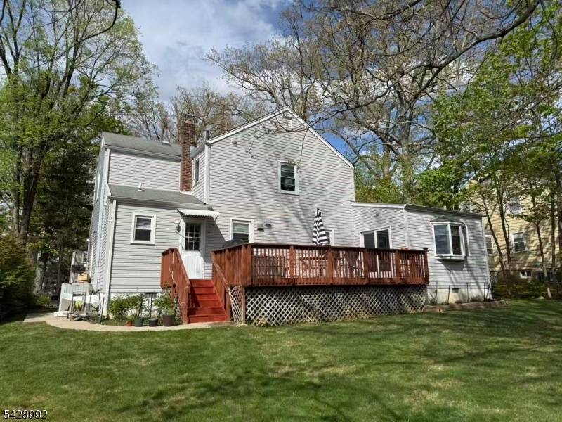 Perfectly situated in the best location in town, this beautifully updated Colonial style home offers the ultimate convenience with easy walking distance to both the elmentary and high schools and ...