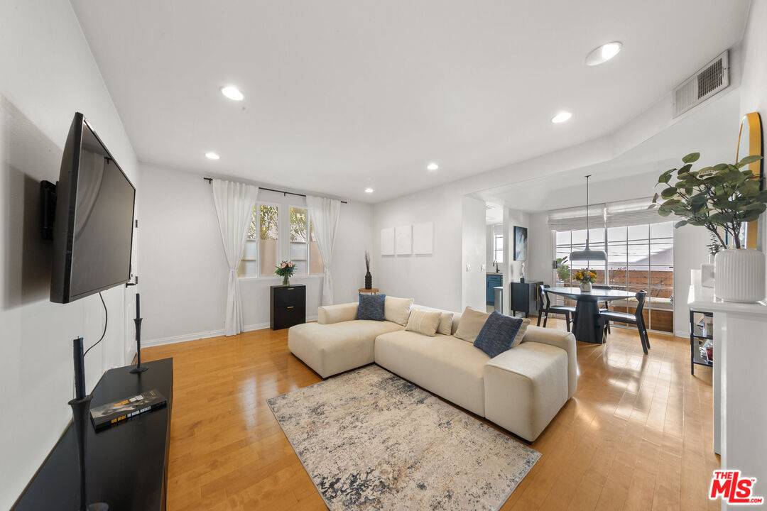 945  N Hudson Ave 2BR Hancock Park La