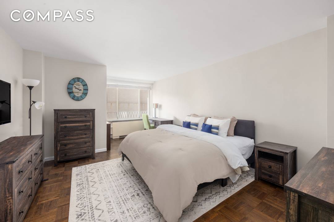 This versatile residence at The Frost House combines two studios into a generously sized one bedroom, two bathroom home with an in unit washer and dryer.